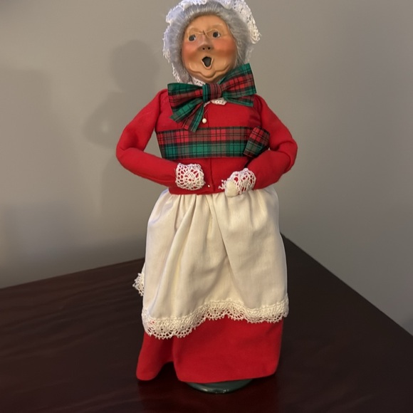 Holiday Caroler Figurines Set - Picture 2 of 7